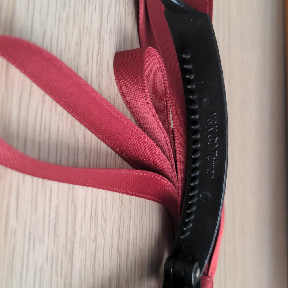 Hair clip red